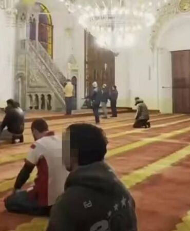 Camide video çeken genç