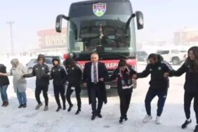 Erdoğan’ın hediye ettiği otobüs Yüksekova’ya ulaştı Eksi 3 derecede halay çektiler