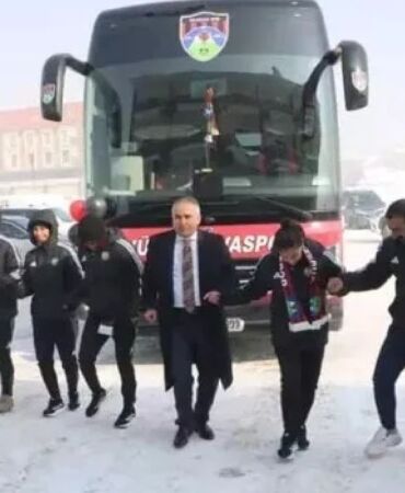 Erdoğan’ın hediye ettiği otobüs Yüksekova’ya ulaştı Eksi 3 derecede halay çektiler