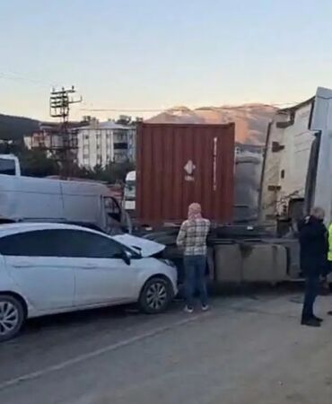 Hatay'da 11 araçlı zincirleme kaza