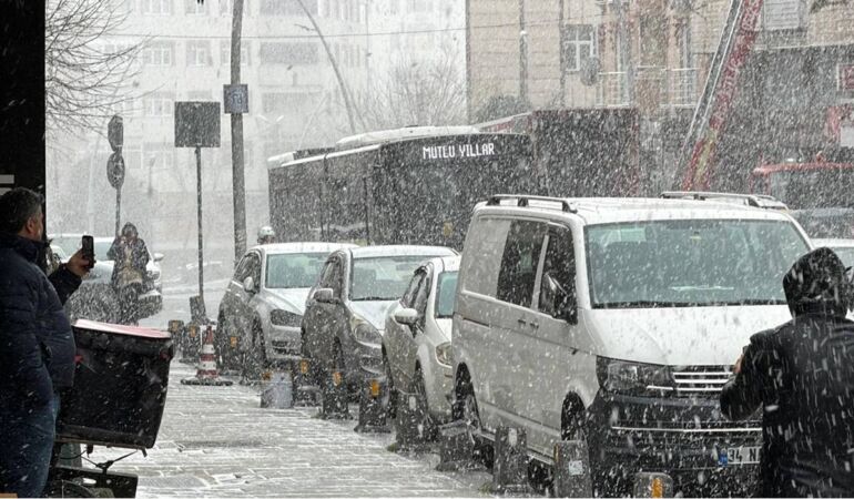 İstanbul yeni yıla karla uyandı: Yüksek kesimler beyaza büründü