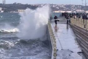İstanbul’da fırtına etkisini artırdı Deniz ulaşımı aksadı!
