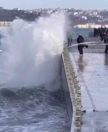 İstanbul’da fırtına etkisini artırdı Deniz ulaşımı aksadı!