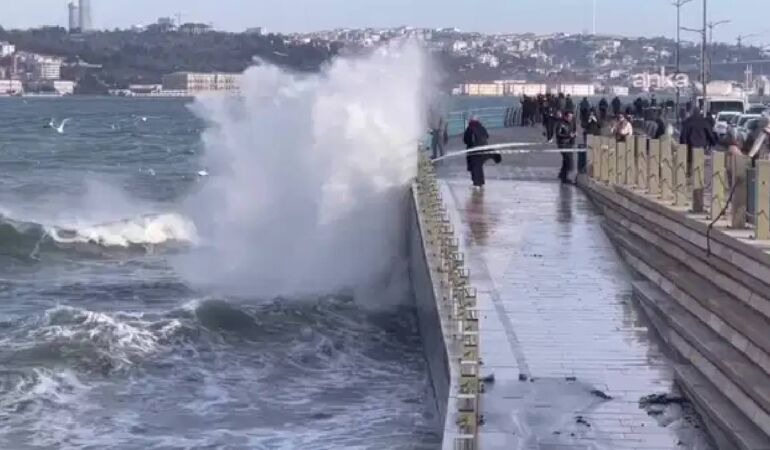 İstanbul’da fırtına etkisini artırdı Deniz ulaşımı aksadı!