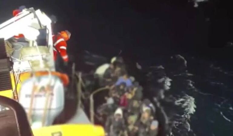 İzmir açıklarında 37 göçmen kurtarıldı, 1’nin cansız bedenine ulaşıldı!