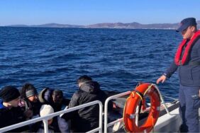 İzmir açıklarında üç ayrı düzensiz göçmen operasyonu