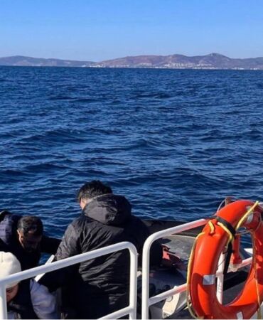 İzmir açıklarında üç ayrı düzensiz göçmen operasyonu