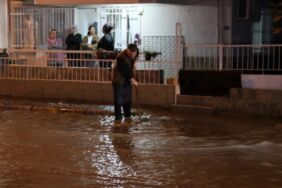İzmir'de yollar göle döndü, ev ve iş yerlerini su bastı