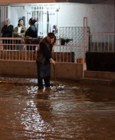 İzmir'de yollar göle döndü, ev ve iş yerlerini su bastı