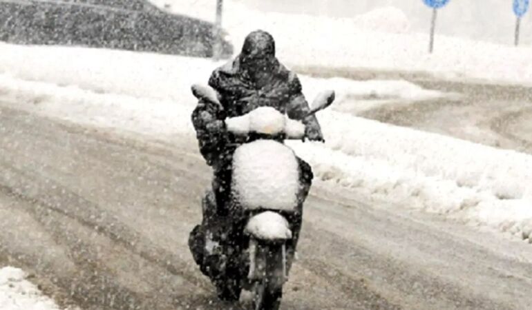 Kar yağışı İstanbul’u kilitledi Valilikten trafik yasağı!