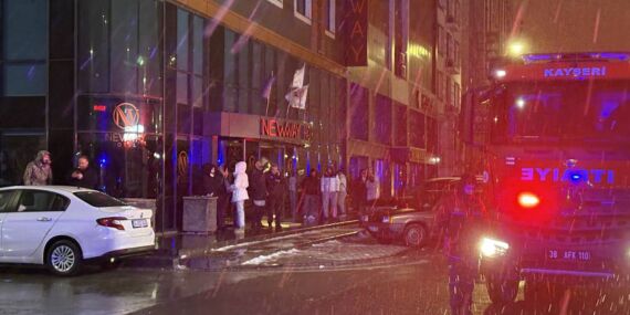 Kayseri’de 8 katlı otelde yangın paniği: Dumanlar giriş katını kapladı!