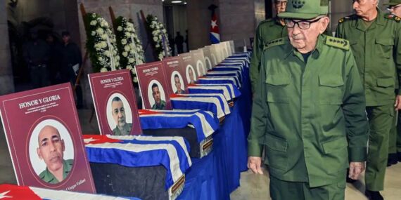Küba’da resmi tören: Venezuela’daki saldırıda ölen askerlerin naaşları Havana’da