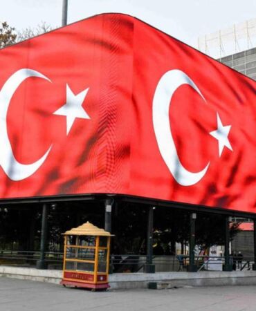 Mansur Yavaş’tan bayrak talimatı Ankara’nın dört bir yanı Türk bayraklarıyla donatıldı