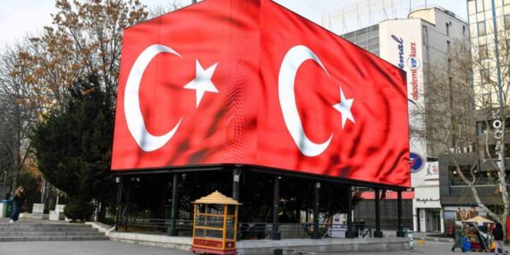 Mansur Yavaş’tan bayrak talimatı: Ankara’nın dört bir yanı Türk bayraklarıyla donatıldı