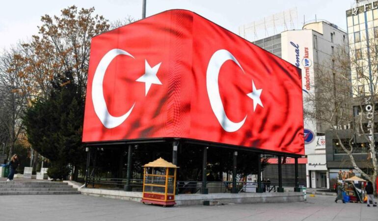 Mansur Yavaş’tan bayrak talimatı Ankara’nın dört bir yanı Türk bayraklarıyla donatıldı