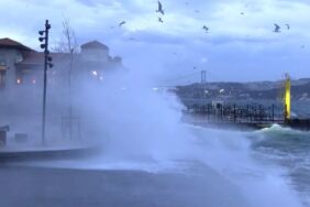 Şehir hatları seferleri iptal edildi, denizde dev dalgalar oluştu