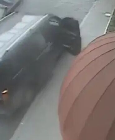 Taksim'de turist dolu minibüsün el freni çekilmedi, ağaca çarptı!