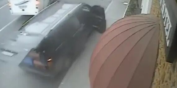 Taksim’de turist dolu minibüsün el freni çekilmedi, ağaca çarptı!