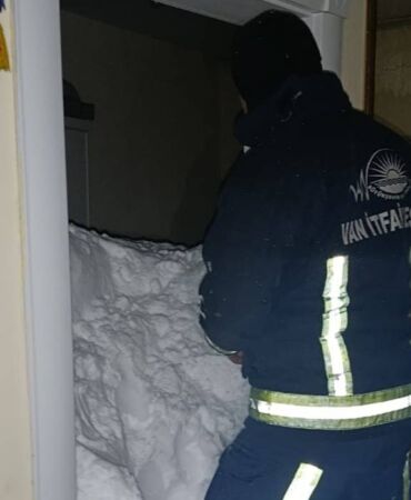Van'da mahalleye çığ düştü