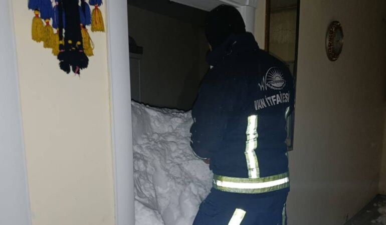 Van’da mahalleye çığ düştü: 1 kişi kayıp, 22 ev boşaltıldı!