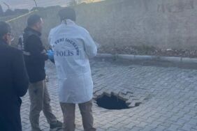 Yağış nedeniyle çöken yolda insan kemikleri bulundu