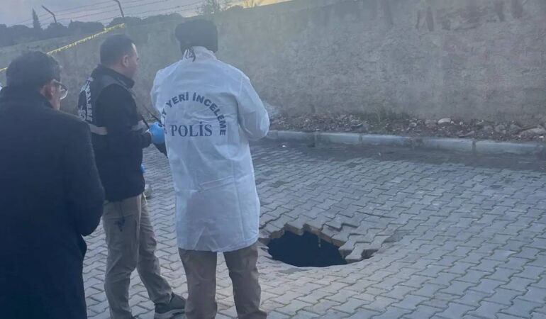 Yağış nedeniyle çöken yolda insan kemikleri bulundu!