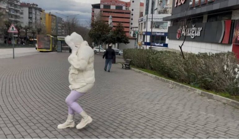 Bursa’da fırtına uçurdu: 60 kilonun altındakiler yolda yürümekte güçlük çekti!