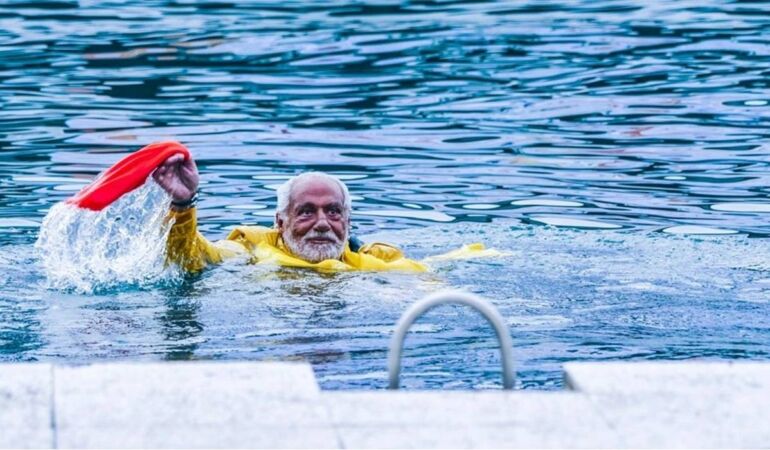 80 yaşındaki Fedon soğuk havada Boğaz’da denize atladı!