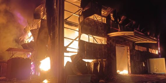 Hatay’da faciadan dönüldü: Sünger deposunda korkutan yangın!