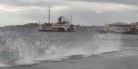 İstanbul’da lodos etkili oluyor: Vapur seferleri iptal edildi!