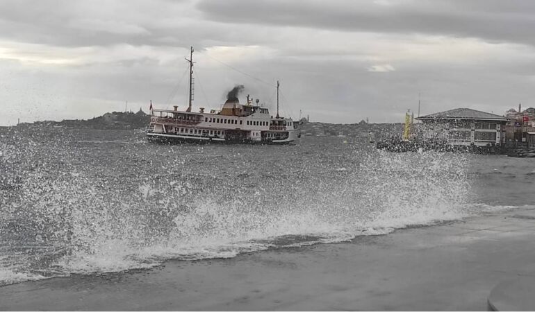 İstanbul’da lodos etkili oluyor: Vapur seferleri iptal edildi!