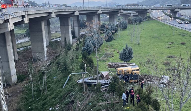 İzmir’de feci kaza: 1’i ağır 3 yaralı