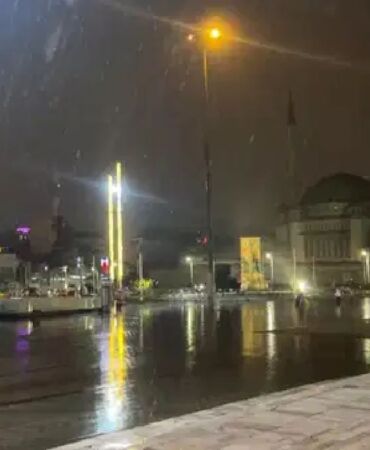 kar istanbul’a geldi taksim’de lapa lapa yağış