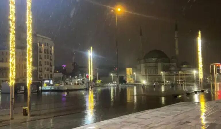 kar istanbul’a geldi taksim’de lapa lapa yağış