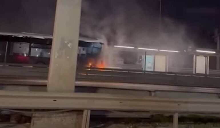 Metrobüste yangın paniği: Yolcular tahliye edildi!
