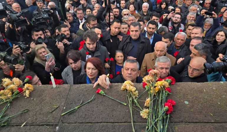 Uğur Mumcu, Ankara Karlı Sokak’taki evinin önünde anıldı!