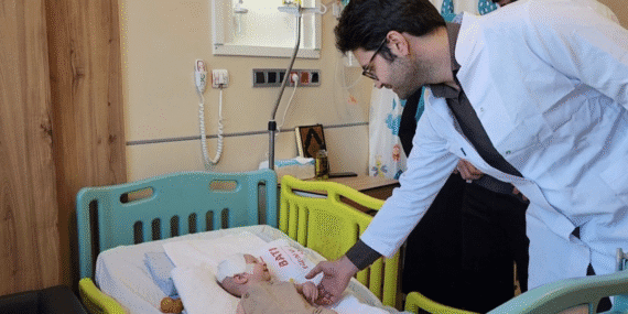 5 aylık Ömer’in erken kaynayan kafatası 3 saatlik ameliyatla düzeltildi