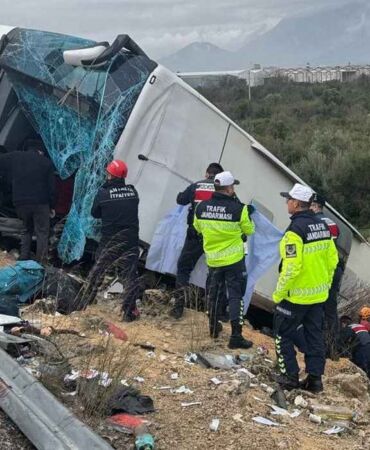 Antalya’da can pazarı! Yolcu otobüsü devrildi 8 ölü, 26 yaralı