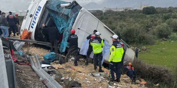 Antalya’da can pazarı! Yolcu otobüsü devrildi: 8 ölü, 26 yaralı