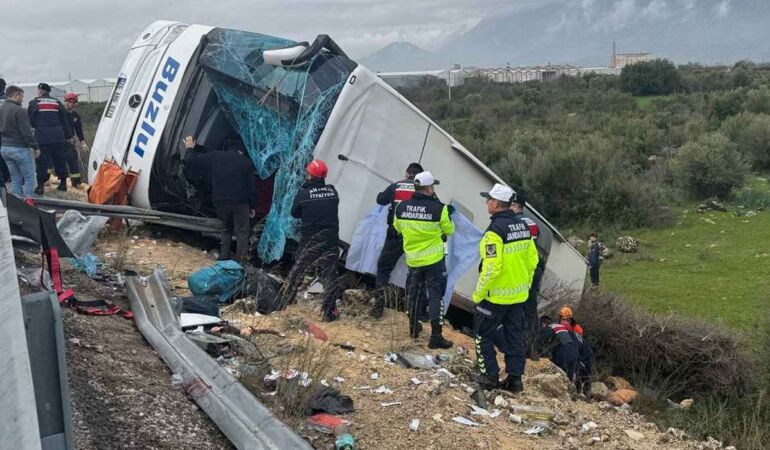 Antalya’da can pazarı! Yolcu otobüsü devrildi 8 ölü, 26 yaralı