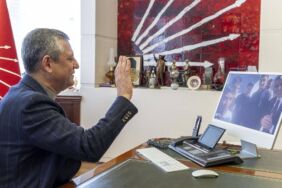 Atatürk büstünü koruyan Adanalı gençlerle görüşen Özgür Özel İzlerken gözyaşlarımı tutamadım