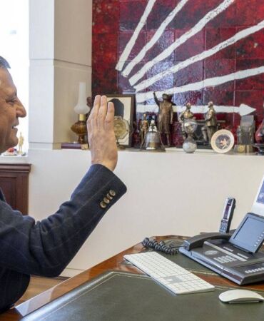 Atatürk büstünü koruyan Adanalı gençlerle görüşen Özgür Özel İzlerken gözyaşlarımı tutamadım