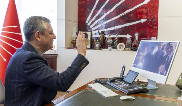 Atatürk büstünü koruyan Adanalı gençlerle görüşen Özgür Özel İzlerken gözyaşlarımı tutamadım