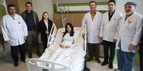 Derdine kendi organı çare oldu: Böbrek hastası genç kıza kendi organı nakledildi