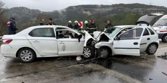 Burdur’da iki otomobil kafa kafaya çarpıştı: 6 ölü, 6 yaralı!