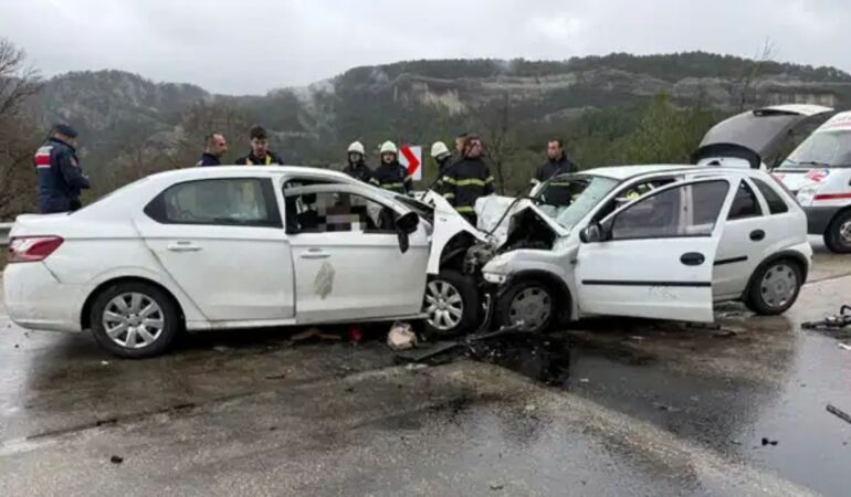 Burdur'da iki otomobil kafa kafaya çarpıştı 6 ölü, 6 yaralı!