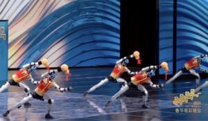 Çin'in Ay Yeni Yılı galasında robotlar geleneksel silahlarla buluştu