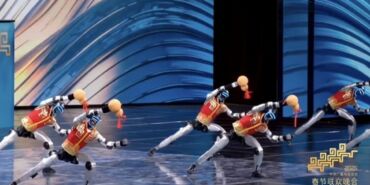 Çin'in Ay Yeni Yılı galasında robotlar geleneksel silahlarla buluştu