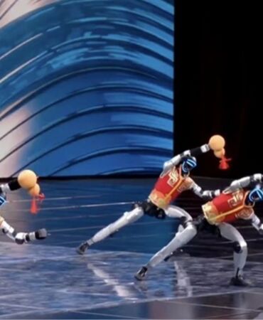 Çin'in Ay Yeni Yılı galasında robotlar geleneksel silahlarla buluştu