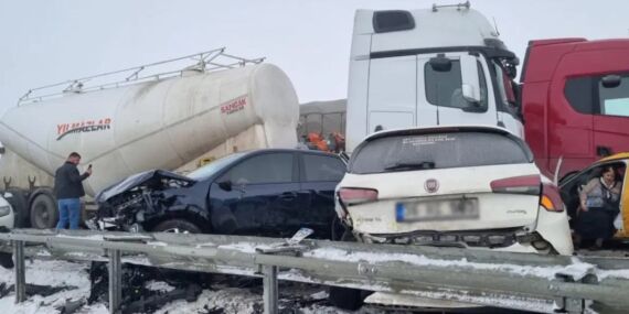 Erzurum’da can pazarı: TIR ve araçlar çarpıştı!